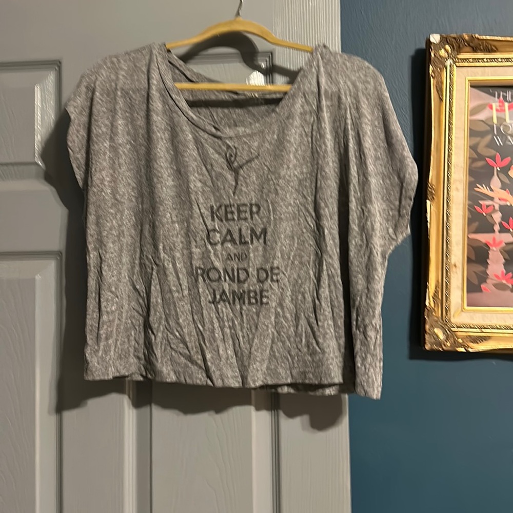 Gray cropped T-shirt. “Keep Calm and Rond de Jambe”. Large